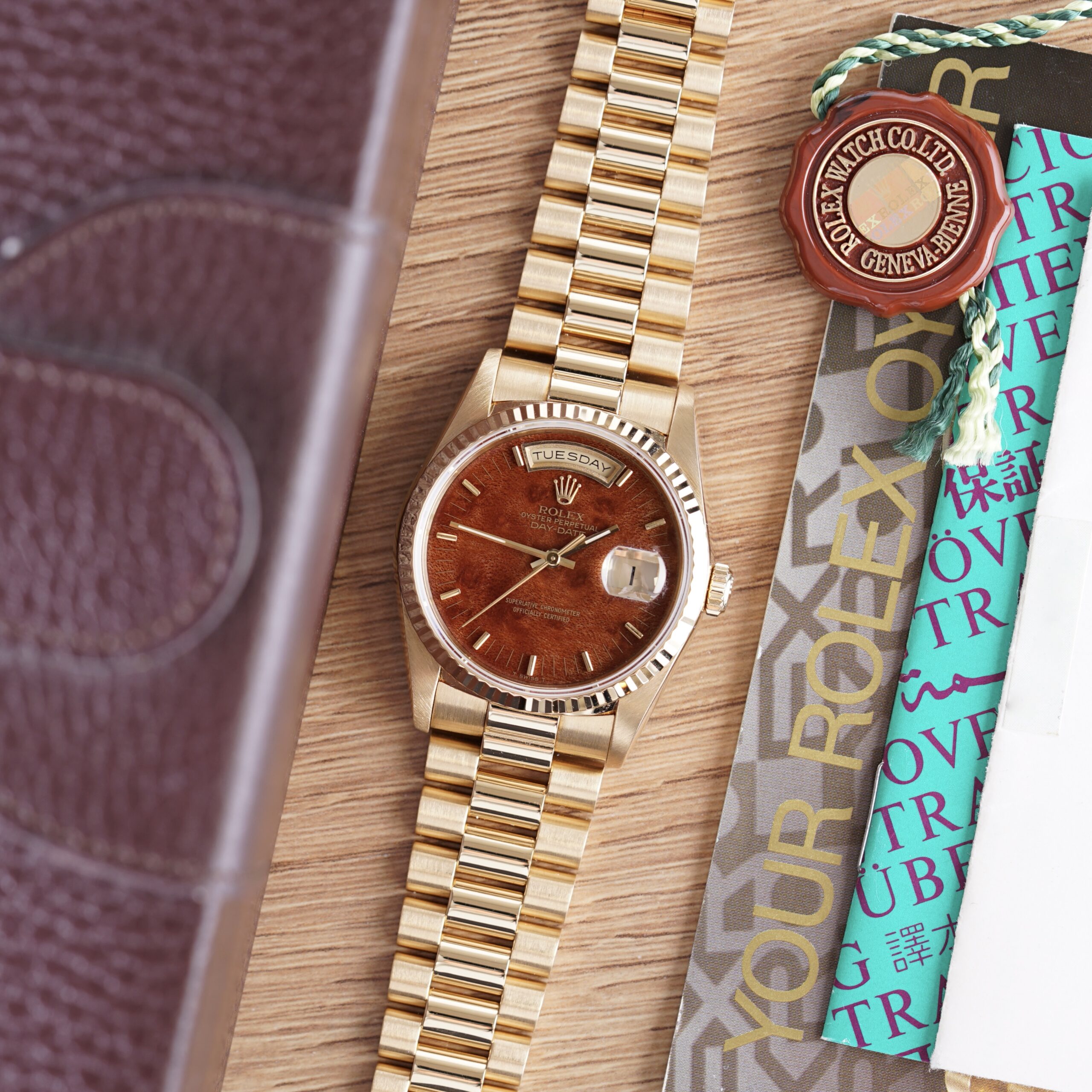 Een Rolex horloge opwinden 6 rolex-oyster-perpetual-day-date-wooden-dial-18238-1989-full-set